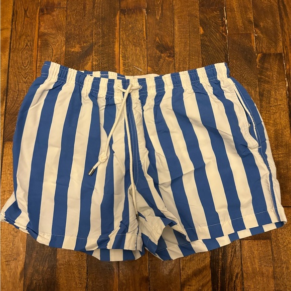 Solid and striped trunk - Picture 2 of 7